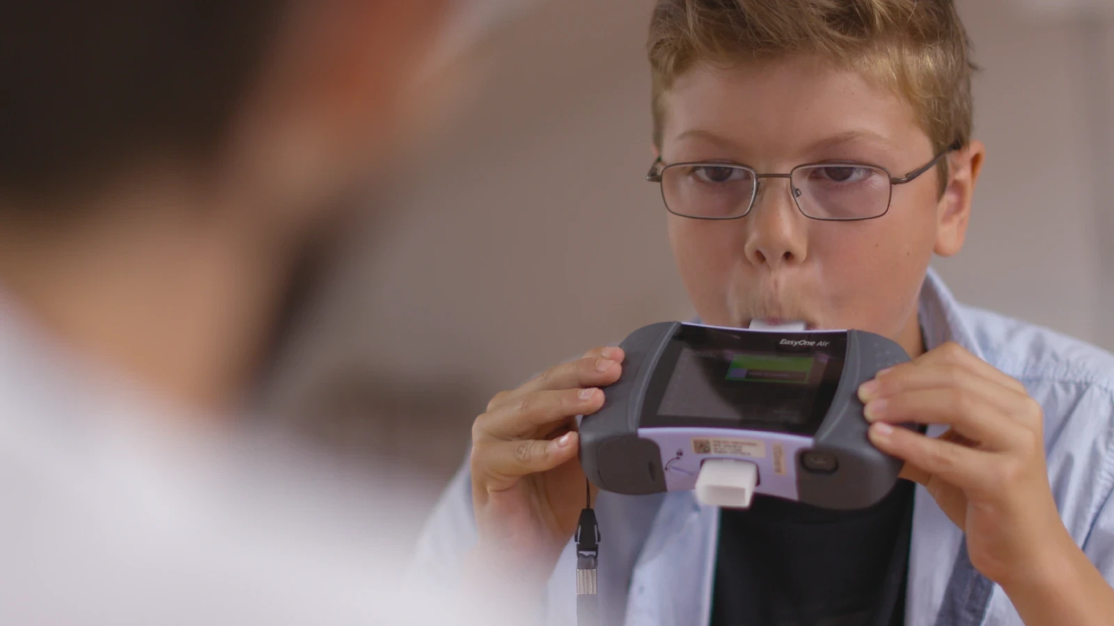 Paciente realizando espirometría con EasyOne